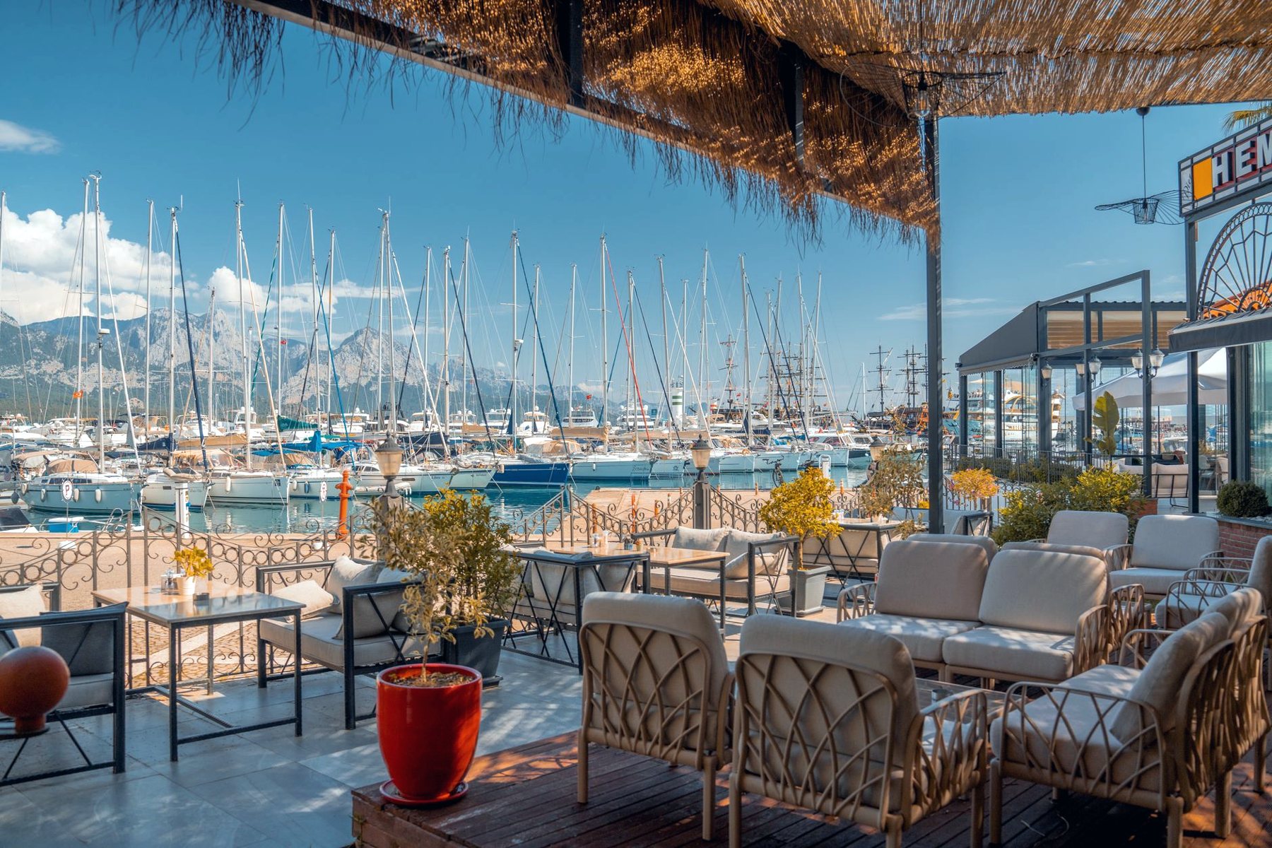 Terrasse de restaurant face à un port de plaisance