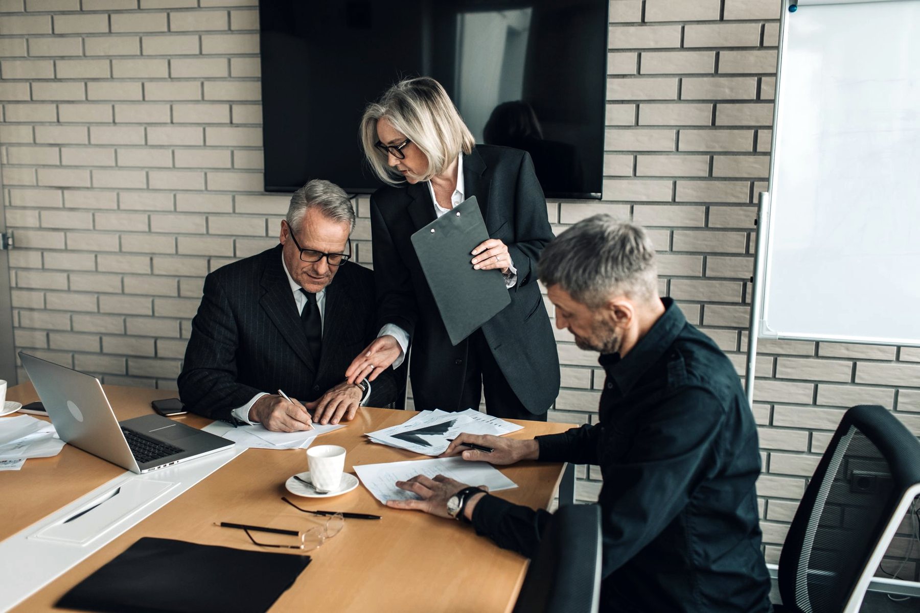 Trois professionnels autour d'un dossier