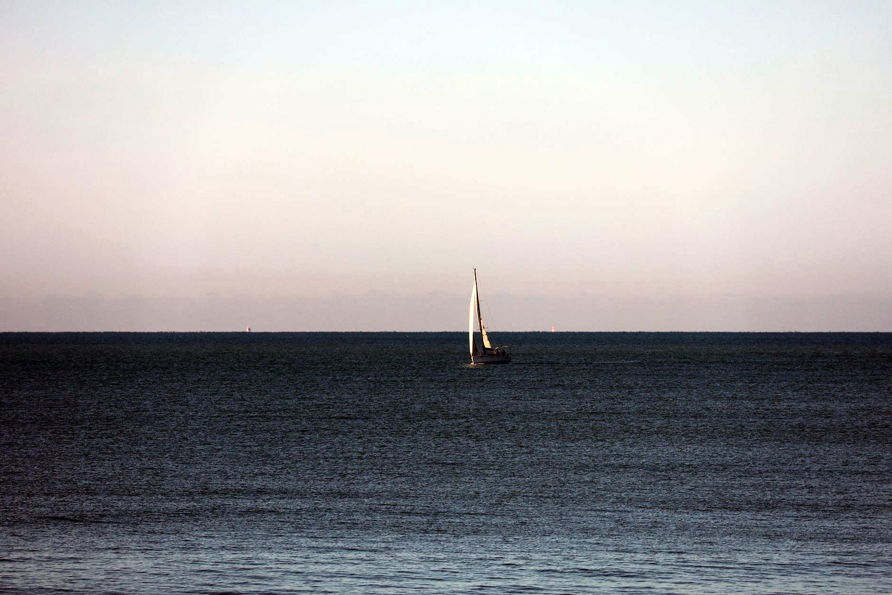 Un voilier seul sur une mer calme
