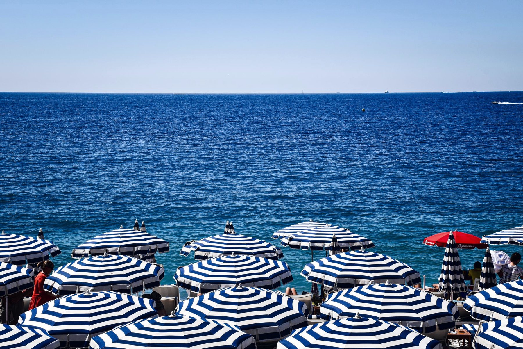 Parasols rayés sur une plage de la Côte d'Azur