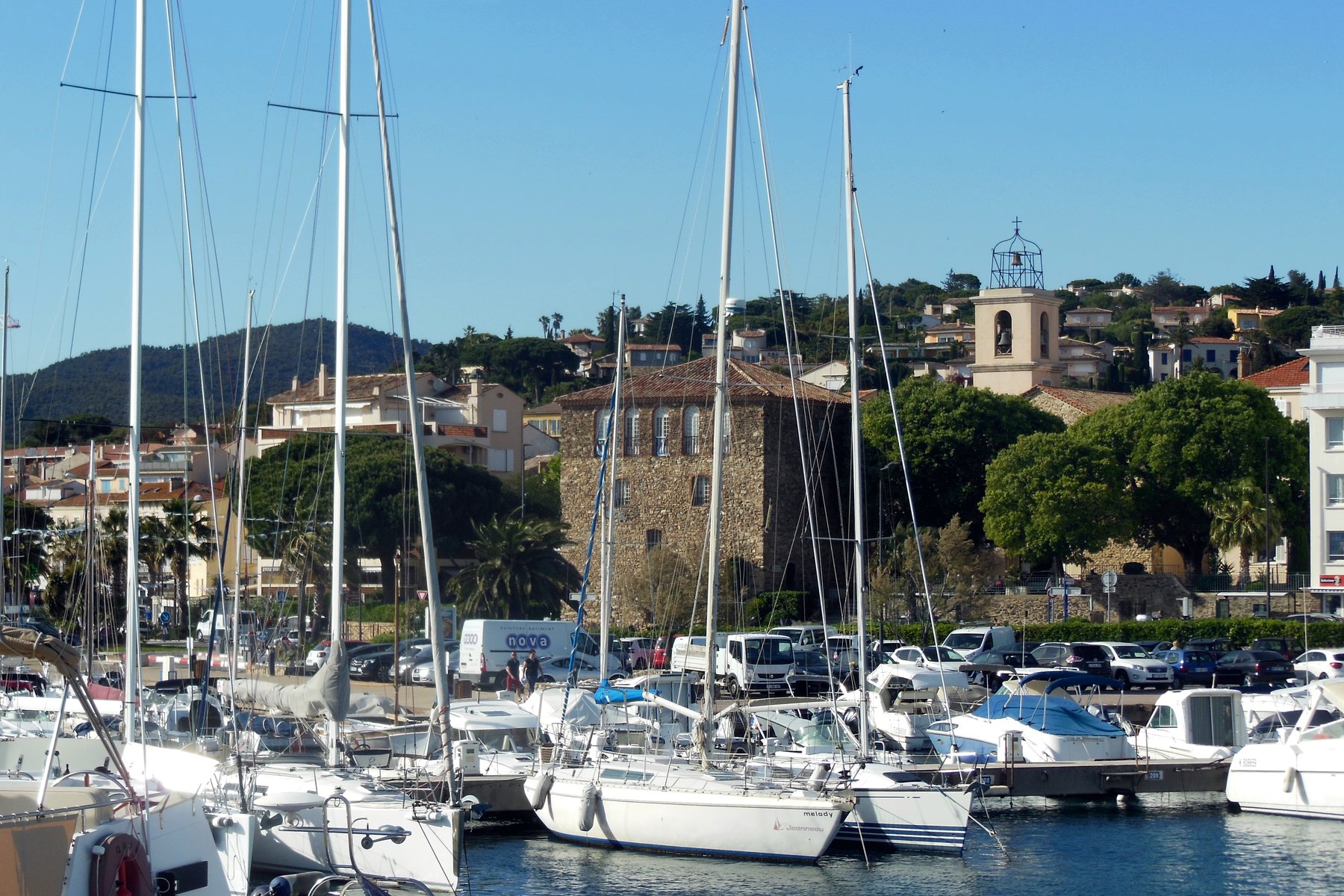 Le port de Sainte-Maxime, la Tour Carrée et l'église